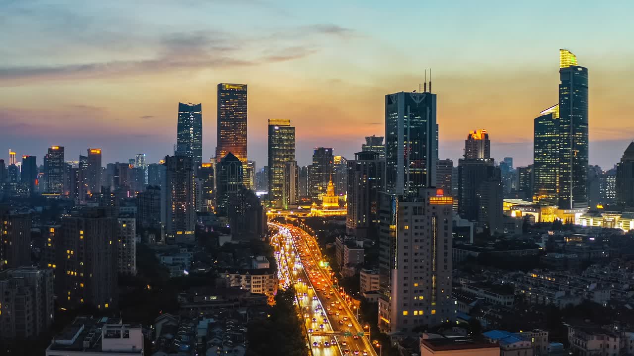 vista aérea del horizonte de la ciudad y los edificios modernos en shanghái al atardecer