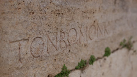 Cerca-De-Texto-Griego-Escrito-En-Una-Piedra-En-Hierápolis