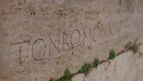 un primer plano del texto griego escrito en una piedra en hierápolis