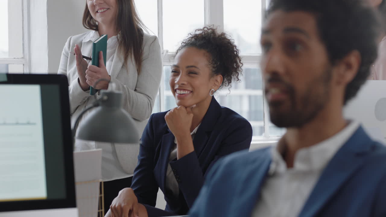 mulher de negócios de raça mista a partilhar ideias no escritório, a reunir a equipa corporativa, a fazer brainstorming de ideias para um projecto na sala de reuniões.