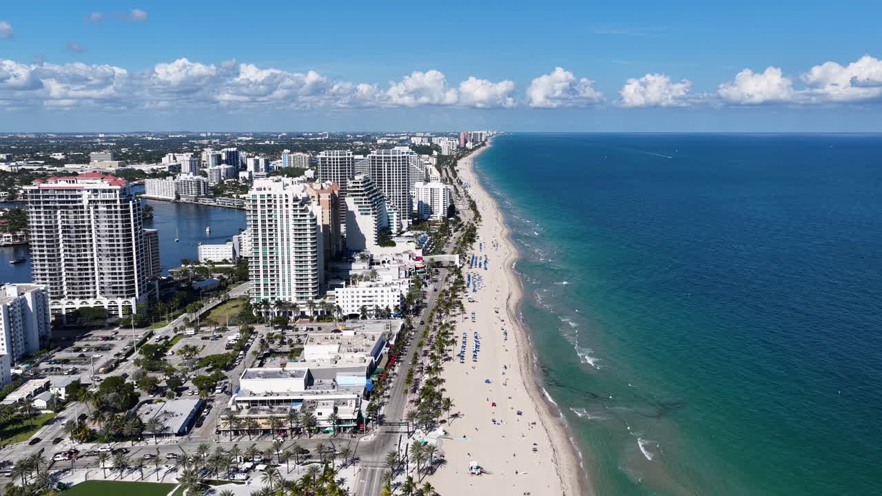 Skyline de Fort Lauderdale en Fort Lauderdale, Florida, Estados Unidos. Playa urbana. Paisaje acuático de la bahía. Centro de la ciudad. Skyline de Fort Lauderdale en Florida, Estados Unidos. Paisaje tranquilo