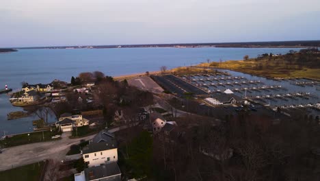 puesta de sol sobre el canal en el lago muskegon en primavera