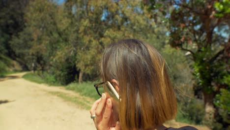 teléfono de mujer en una naturaleza