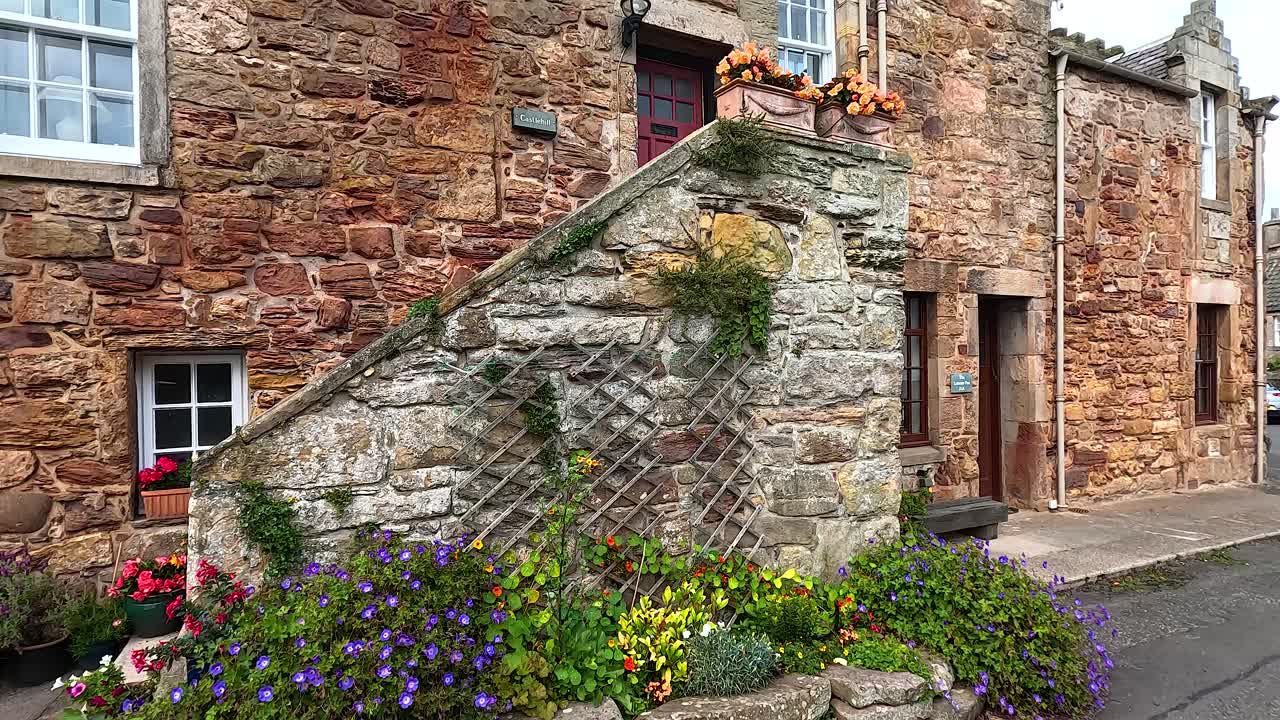 크레일 에 활기찬 꽃 이 있는 돌 건물