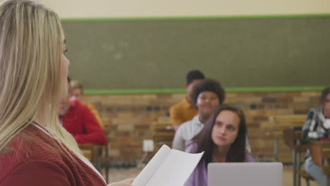 chica de secundaria caucásica hablando con un grupo de adolescentes