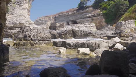 olas golpeando las rocas de la playa.