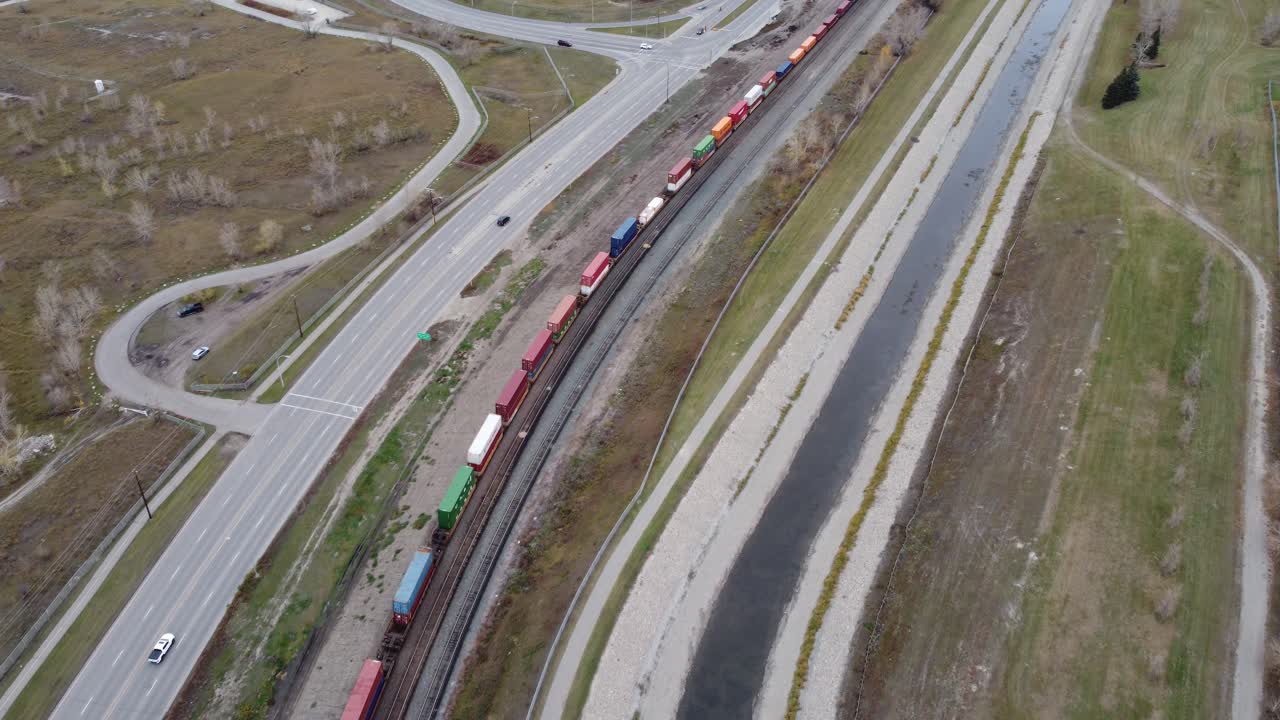 캐나다 태평양 철도 열차 가 알버타 주 캘거리 의 철도 에 달리고 있다