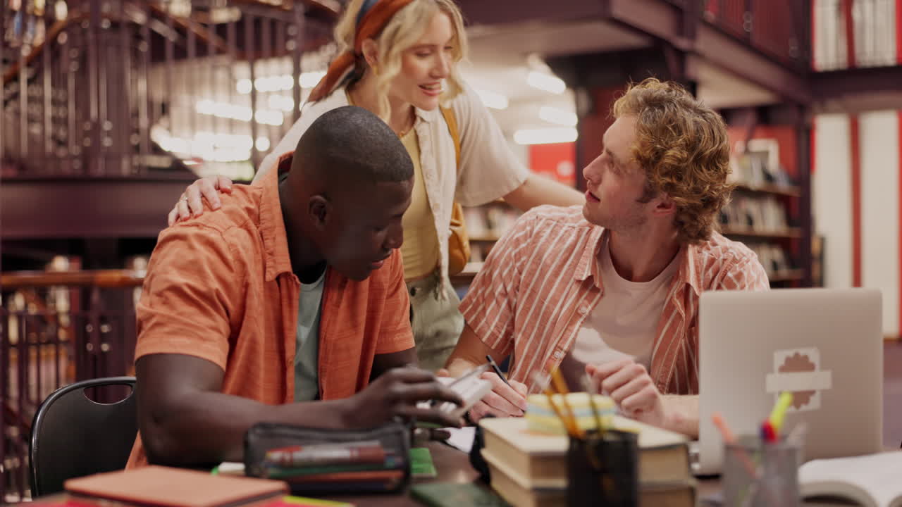 도서관에서 협력하는 학생들