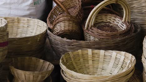 cesta de bambú tradicional mantenida para la venta en el festival al aire libre desde un ángulo plano