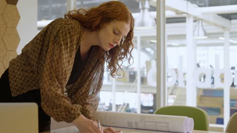 mujer de negocios que trabaja en la oficina 4k