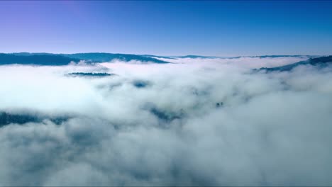 niebla de lapso de tiempo sobre las nubes al amanecer