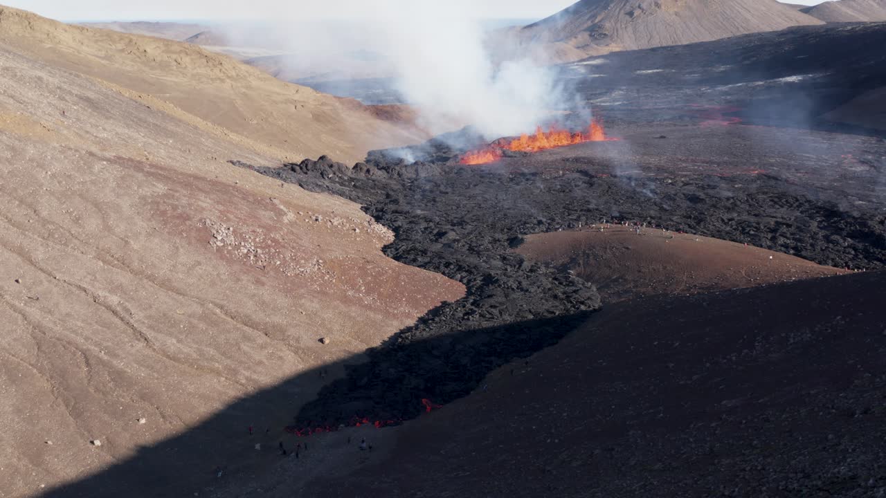 Di giorno, nuova eruzione vulcanica del 2022 in Islanda, valle di Meradalir, veduta aerea