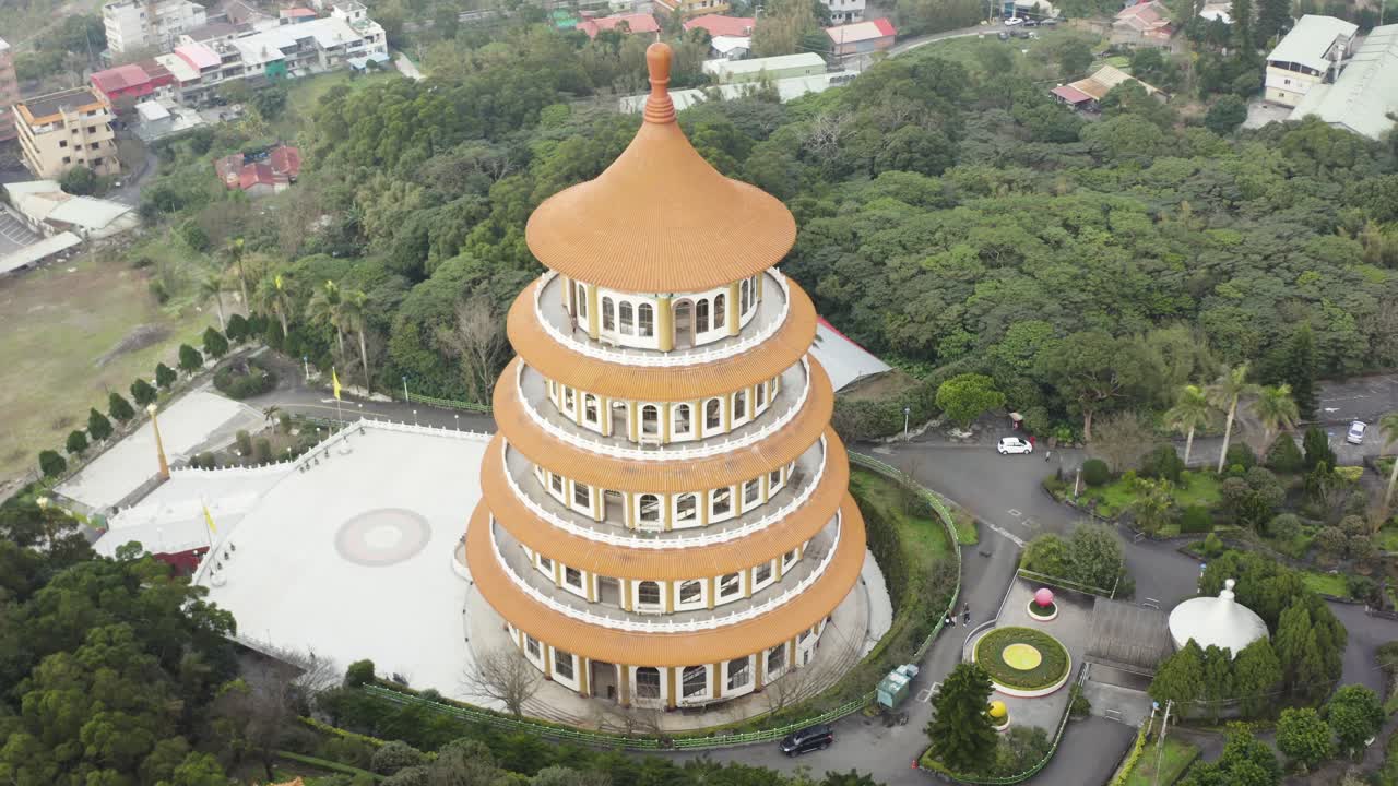círculo alrededor del templo - experimentando la cultura taiwanesa de la espectacular torre escalonada de la pagoda de cinco pisos tiantan en el templo wuji tianyuan en el distrito de tamsui taiwán