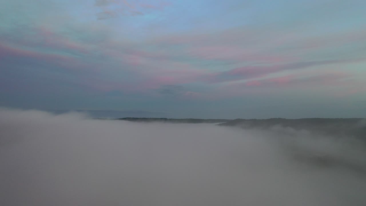 안개 산의 해가 뜨고 해가 지고