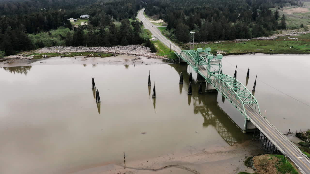 aerial del puente de bullard cerca de bandon, oregon, ee.uu., mostrando algunas de las zonas húmedas circundantes
