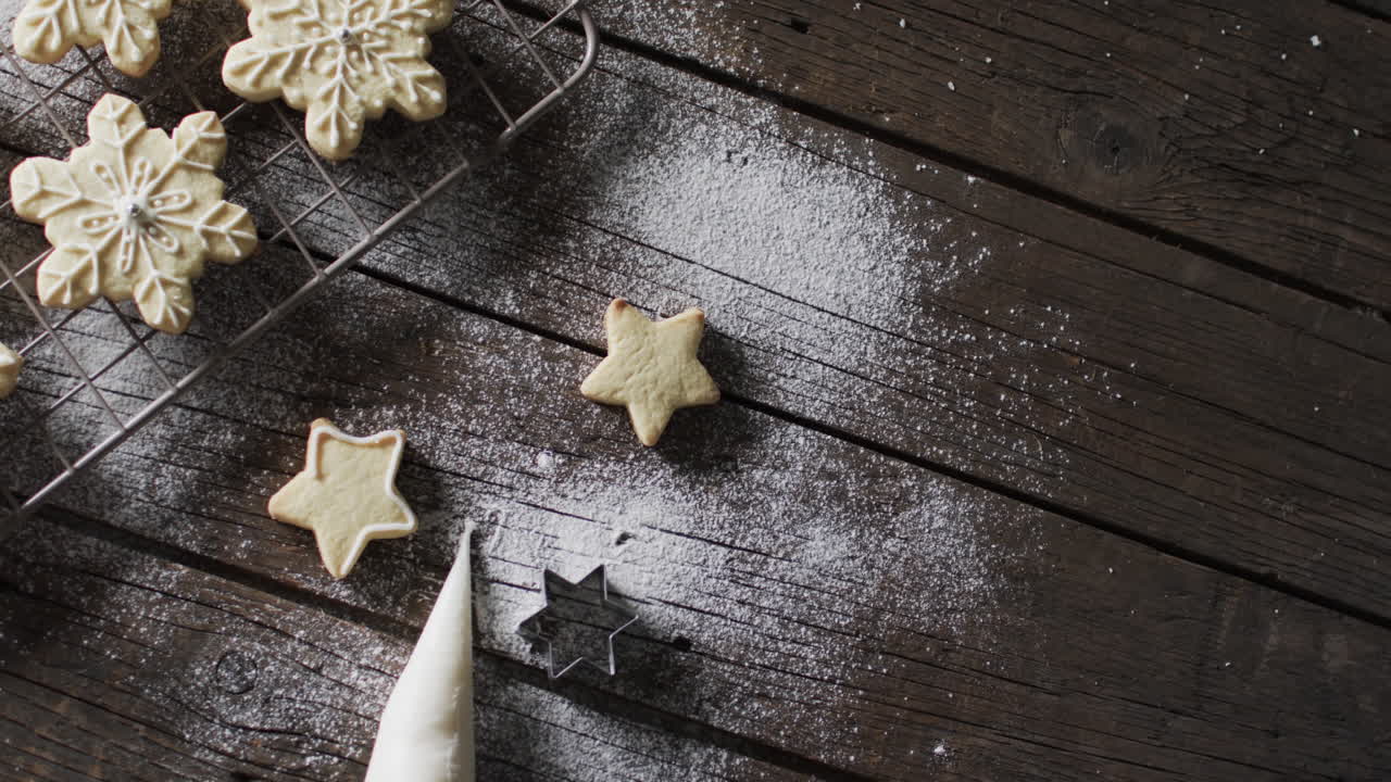 video de galletas de estrella de navidad decoradas con azúcar con espacio de copia en fondo de madera