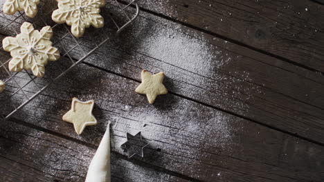 Vídeo-De-Galletas-Navideñas-Decoradas-Con-Azúcar-Con-Espacio-Para-Copiar-Sobre-Fondo-De-Madera