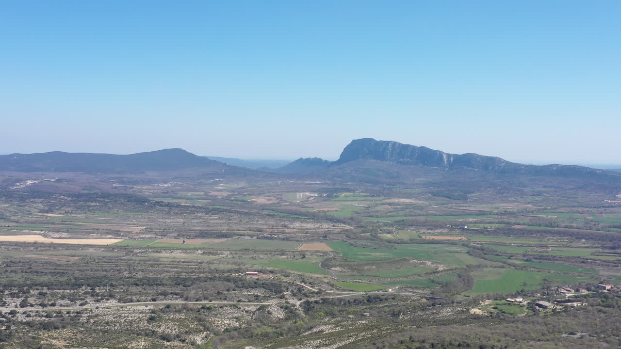 세인트 루프 (saint loup) 는 멀리서 찍은 사진입니다. 은 날, 파란 하늘.