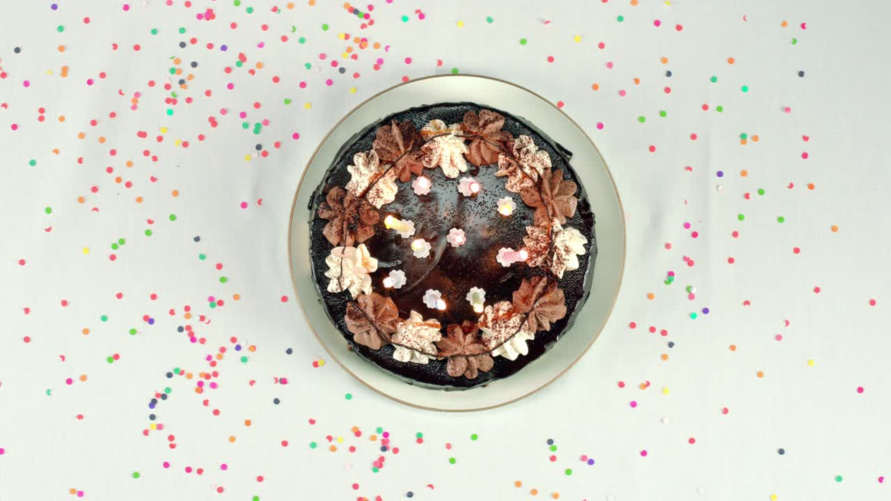 여자 손 으로 생일 케이크 를 놓은 카운터 의  뷰