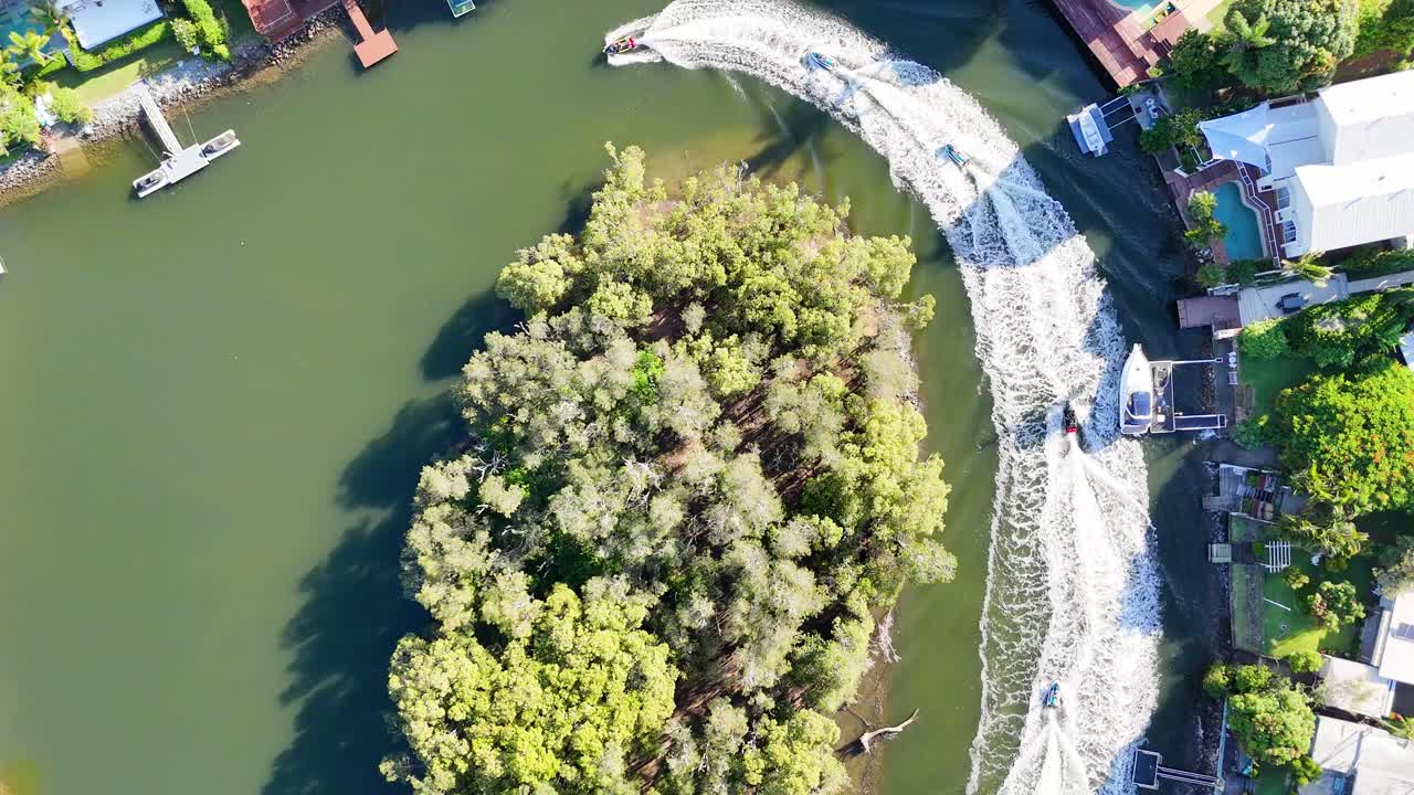 울창한 섬을 둘러싼 고속 제트 스키 추격