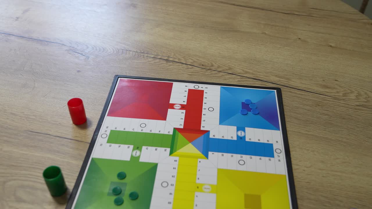 Gioco da tavolo Parcheesi sul tavolo