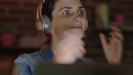 mujer de negocios caucásica que trabaja hasta tarde plazo de proyecto usando tablet digital ideas de computadora en la oficina por la noche escuchando música