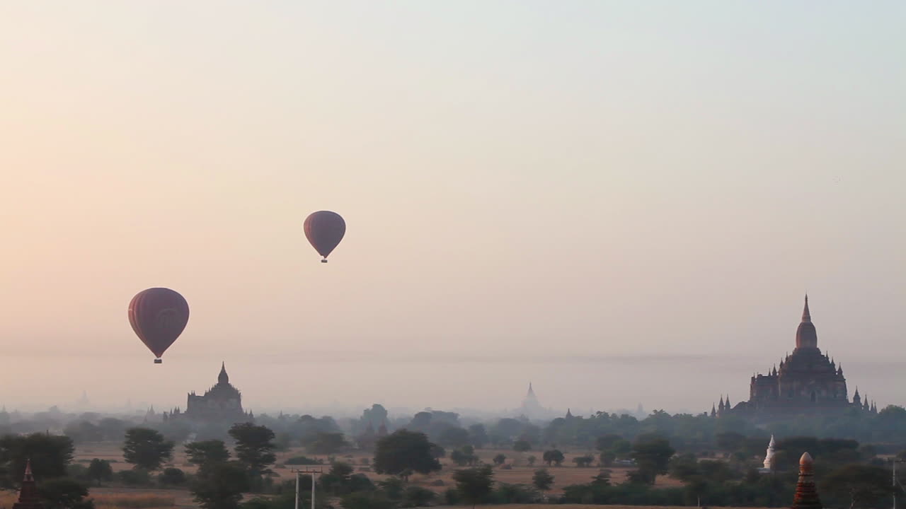 Mongolfiere si innalzano vicino ai meravigliosi templi di Pagan Bagan, Birmania (Myanmar)