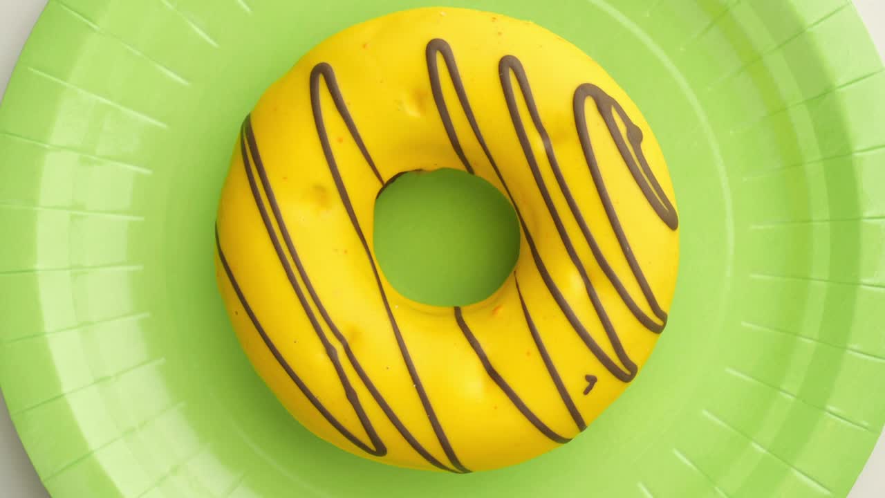 el donut glazado de primer plano.