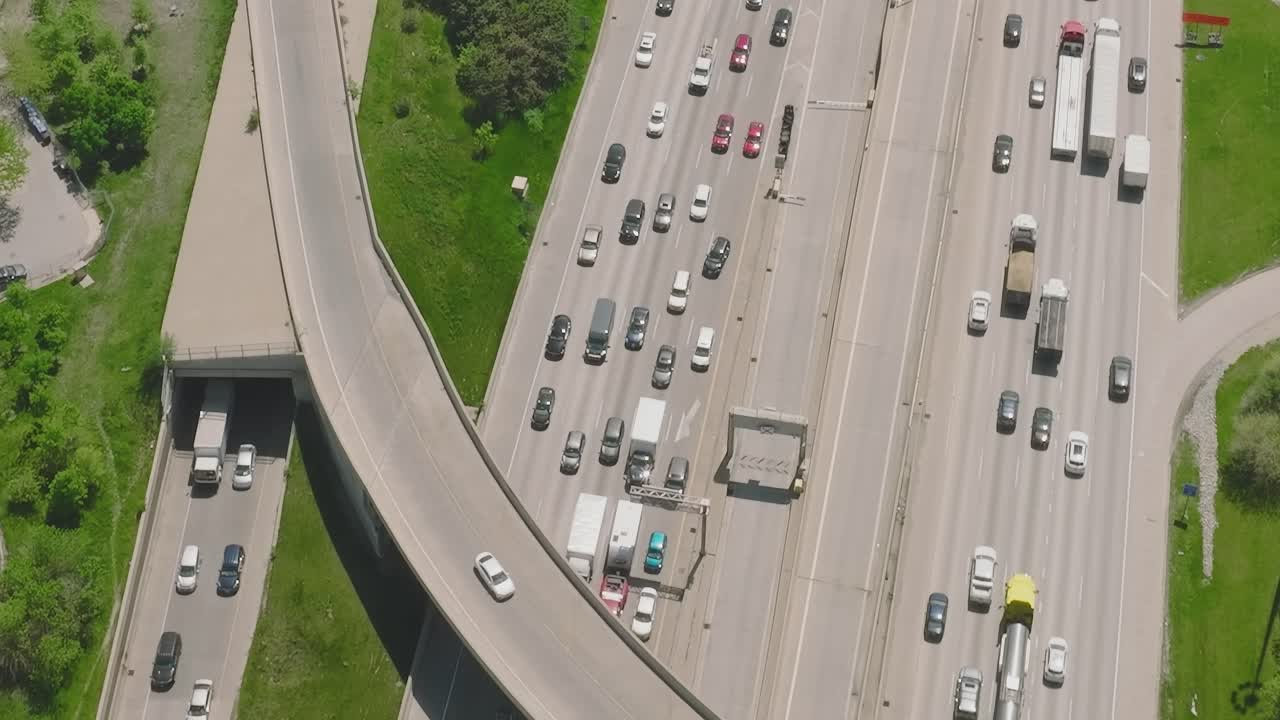 Busy highway in Chicago showcases urban life and traffic flow