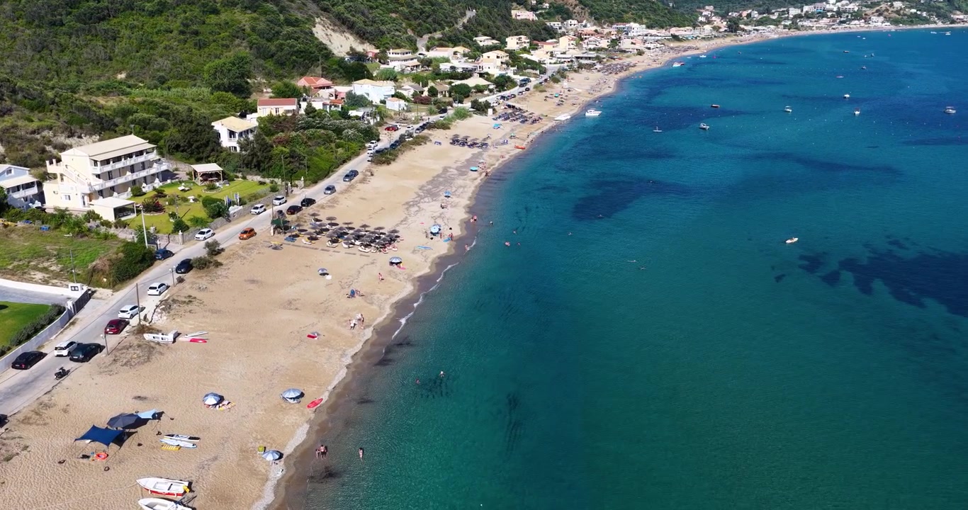 Veduta aerea dall'alto di una splendida costa sabbiosa e del mare turchese ad Agios Georgios Pagon, Corfù, Grecia.