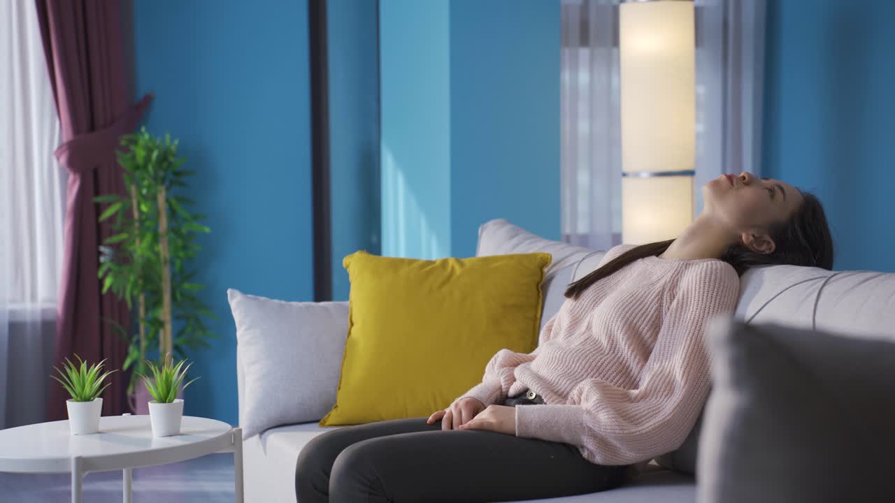 스트레스로 인한 두통을  ⁇ 고 있는 매력적인 아시아 여성, 우울증.