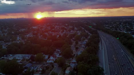 un ángulo alto, lapso de tiempo sobre un barrio residencial en long island, nueva york, junto a la avenida