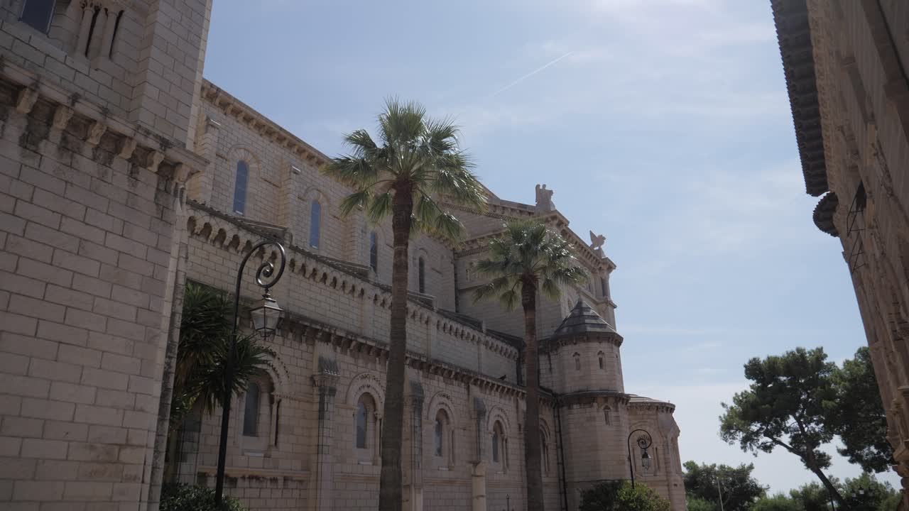 La facciata romanico-bizantina della Cattedrale di San Nicola a Monaco. Questo monumento storico è il luogo di sepoltura della Principessa Grace e del Principe Ranieri III.