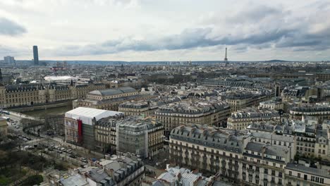 Boulevard-De-Sebastopol-Con-La-Torre-Saint-jacques-En-Primer-Plano-Y-La-Torre-Eiffel-Al-Fondo,-París-En-Francia