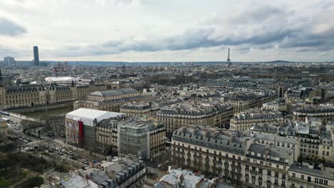 boulevard de sebastopol con la torre saint-jacques en primer plano y el tour eiffel en el fondo, parís en francia