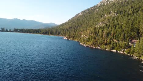 vista aérea sobre el paisaje vibrante y el agua alpina del lago tahoe, sierra nevada, estados unidos