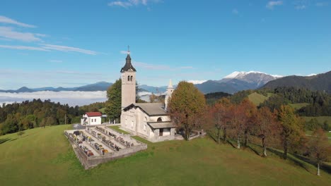 famoso santa maría histórico medieval idílico esloveno hito iglesia isla montaña paisaje dron retroceder