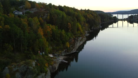 Luftlandschaft-Der-Waldküste-Der-Insel-Orust-Bei-Dämmerungssonnenuntergang-Mit-Vogelfliegen