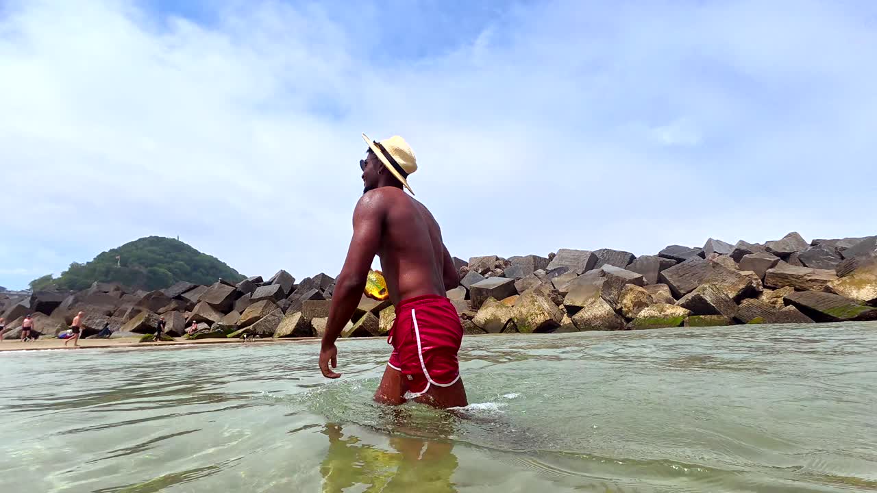 Uomo con ananas sulla spiaggia