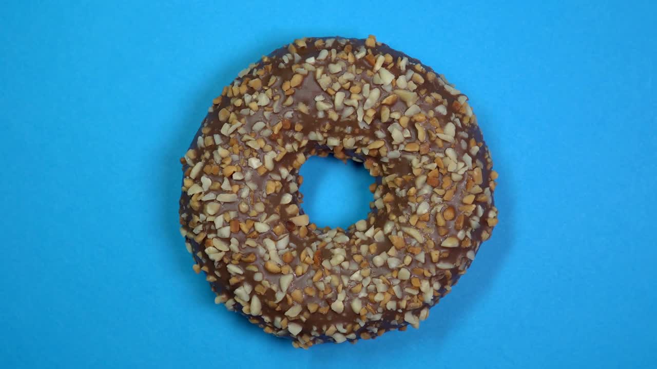 맛있고 신선한 도이 파란색 배경에 회전하는 클로즈업 매크로 입니다.