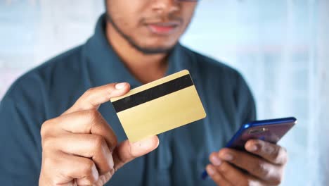 compras en línea con tarjeta de crédito y teléfono inteligente en la mano