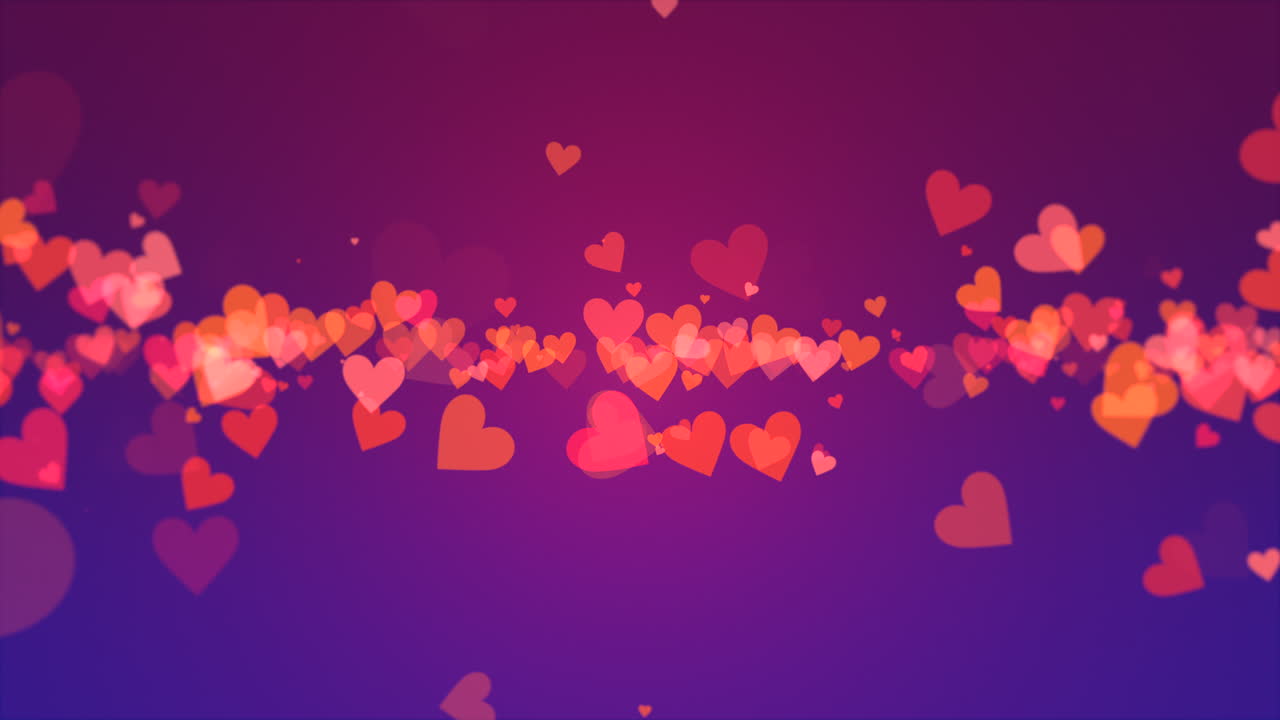 volando pequeños corazones rojos románticos en el cielo púrpura de la moda