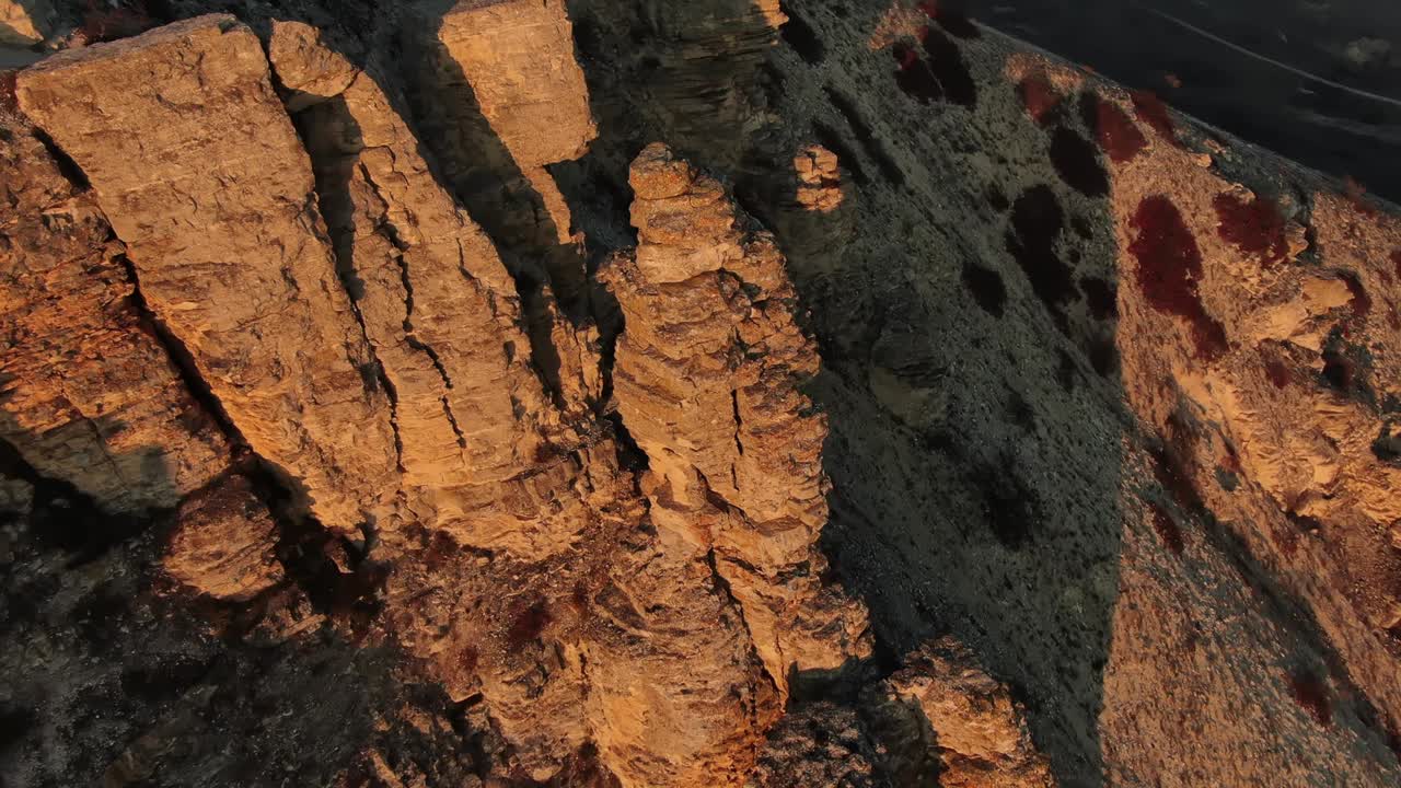vista aérea. volando a lo largo de los acantilados inundados por la puesta de sol con la pérgola blanca en la parte superior. crimea.