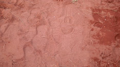 textura de suelo de arena roja con huellas