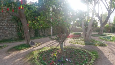 caminar en los jardines del castillo de tavira a finales de la tarde de primavera, algarve portugal