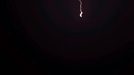 relámpago rojo realista aislado sobre fondo negro.