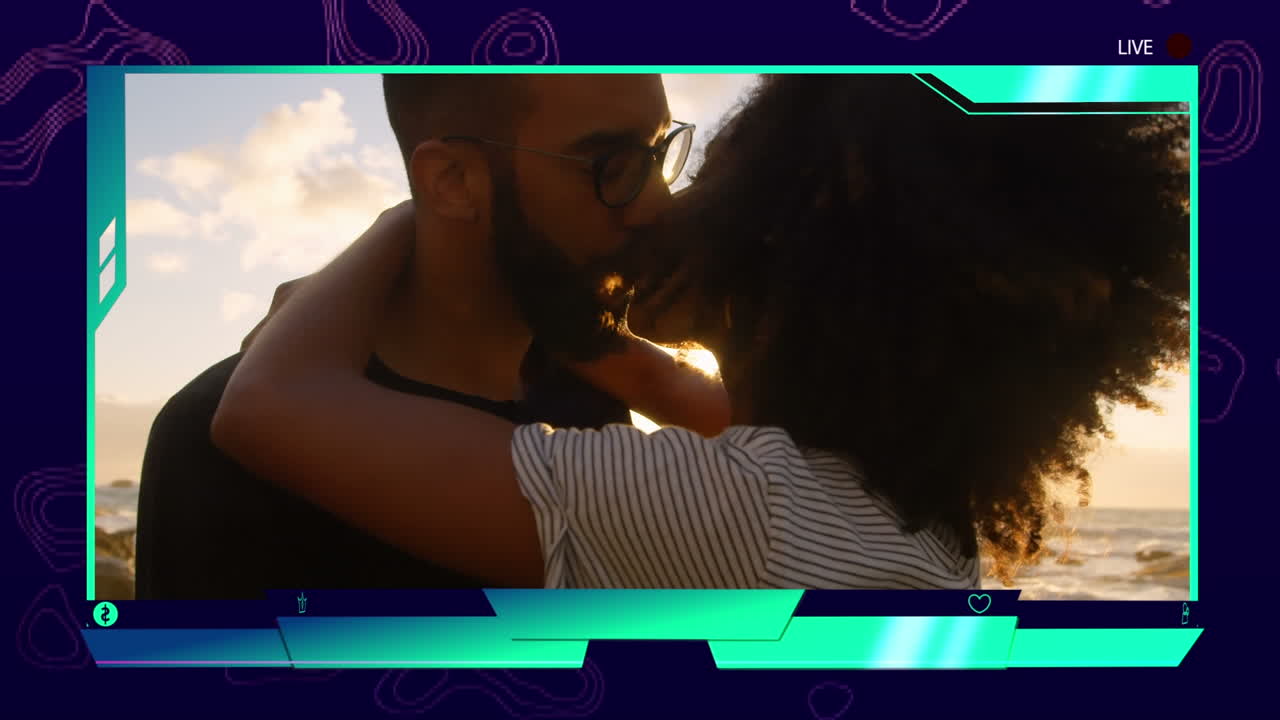 animación de la interfaz digital sobre una pareja diversa en la playa