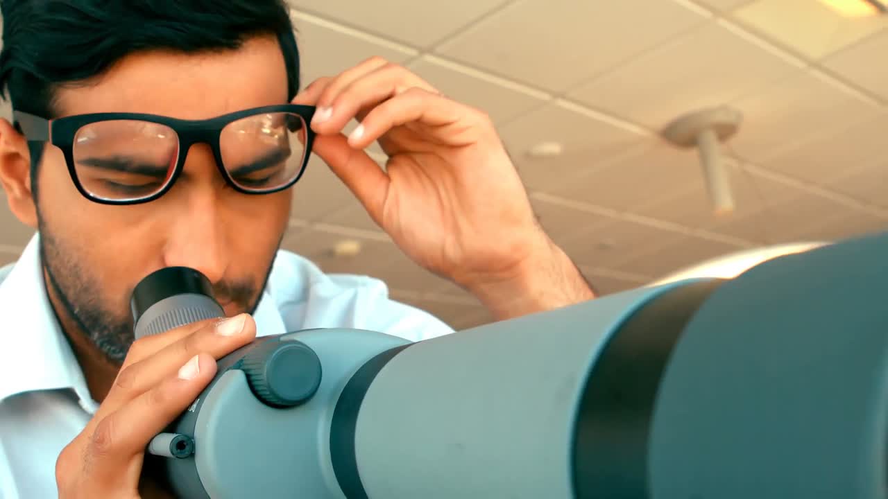 ejecutivo mirando a través del telescopio