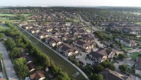 Vuelo-Aéreo-Sobre-Un-Barrio-En-Keller-Texas