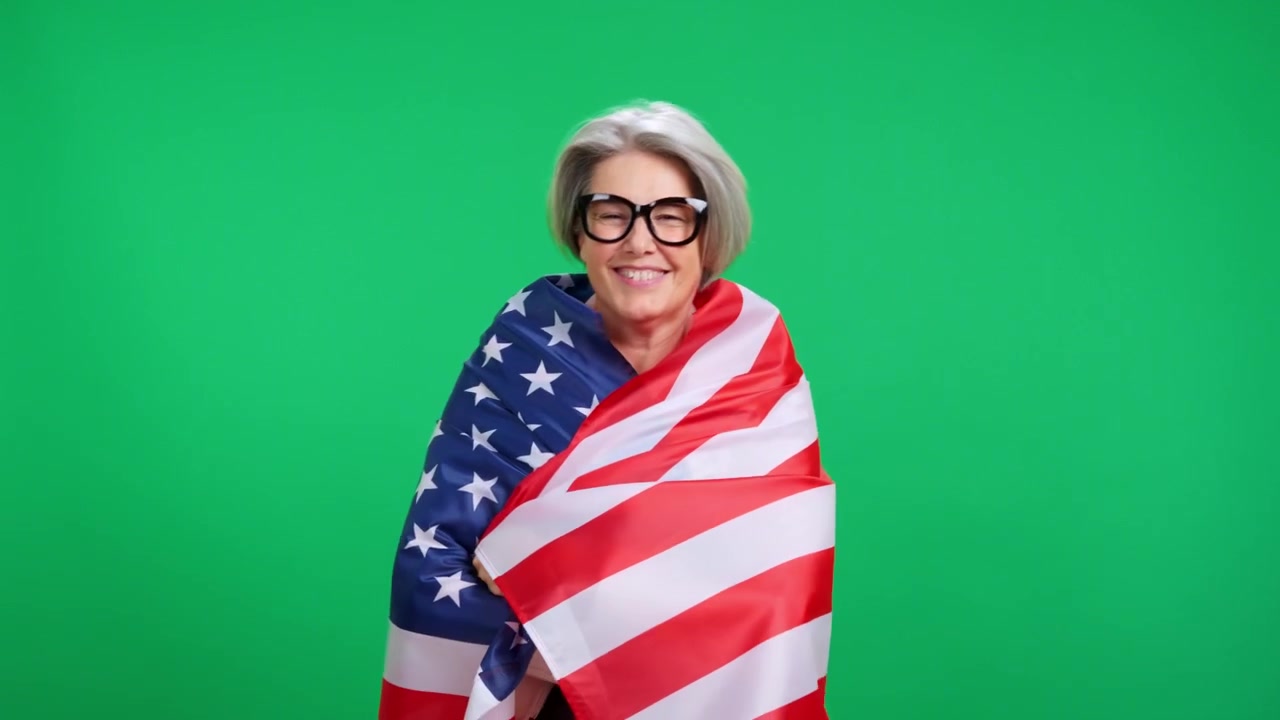 Anziana donna patriota americana che festeggia con la bandiera degli Stati Uniti.
